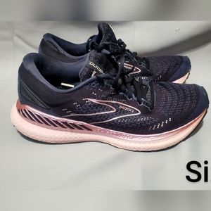 Brooks woman size 10